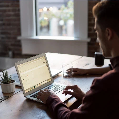 Laptop an den Projektor anschließen