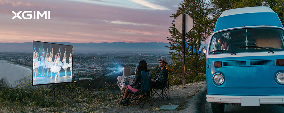 Camper können einen tragbaren HD-Projektor mit auf die Reise nehmen und bequem ein Freiluftkino einrichten.