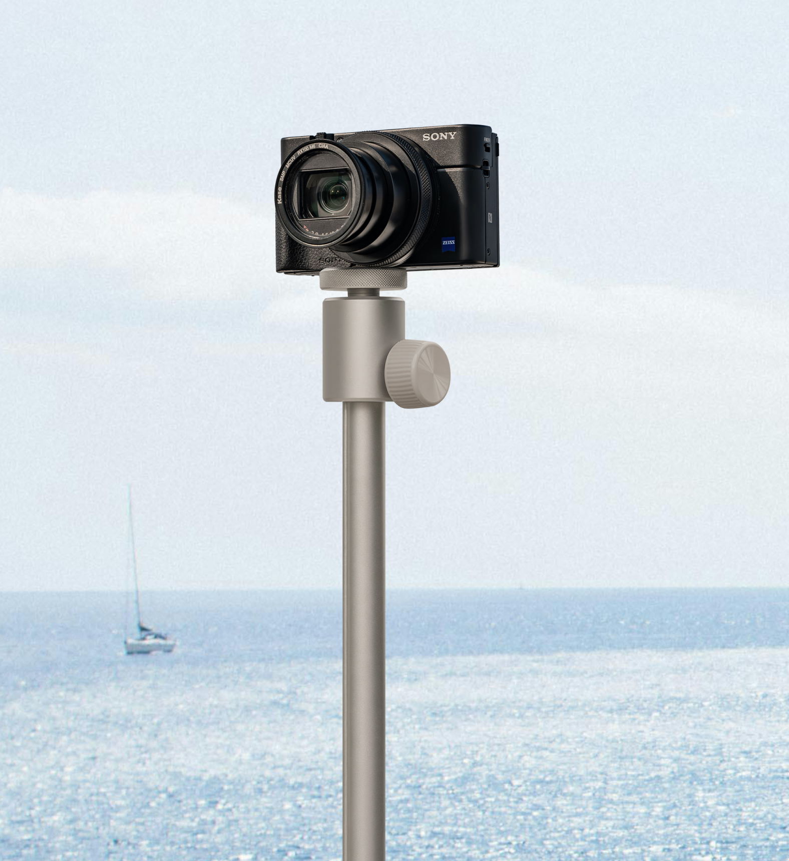 XGIMI Light Gold Portable Stand - P4 - 2.png__PID:21c0320a-bdd0-40c0-8229-f80abe133d65