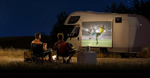 Der XGIMI-Projektor für das Ansehen von Sportveranstaltungen im Freien verfügt über eine hohe Helligkeit für ein klares Bild.