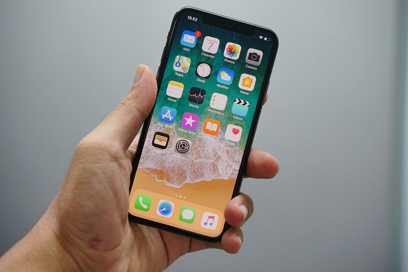 Sie können Ihr iPhone über Bluetooth oder ein HDMI-Adapterkabel mit dem XGIMI smart beamer verbinden.