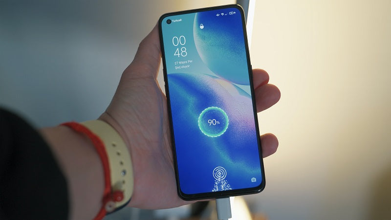 Ein Smartphone kann sich per Kabel oder drahtlos mit einem Projektor verbinden, um Inhalte zu übertragen.