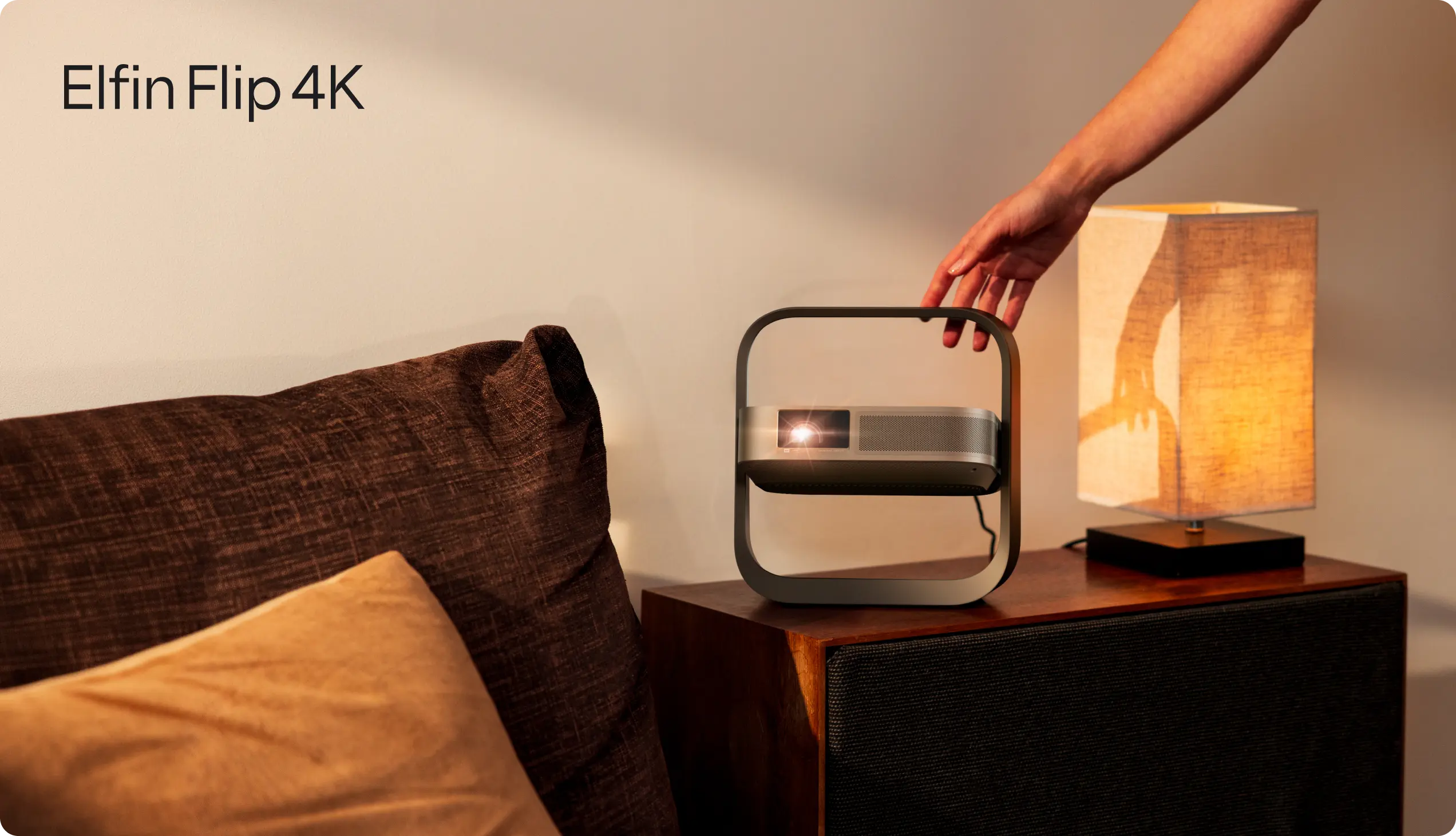XGIMI Elfin Flip 4K: Kleiner 4K-Laserprojektor zum Schlafen – 1600 Lumen ISO, dreifache Laser-RVB-Lichtquelle, Google TV-System.