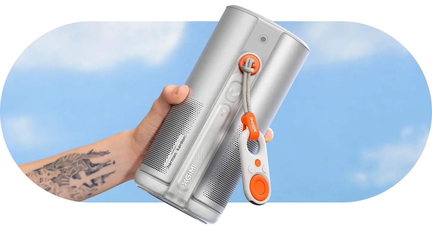 XGIMI MoGo 4 Intelligenter 1080p Projektor für unterwegs -  Wunderschön designt    Kompakte Größe   Die Party, die in deine Hand passt. Der MoGo 4 ist nicht größer als eine Thermoskanne und vollgepackt mit Entertainment.     Mini-Fernbedienung  Wechsle mit der Mini-Fernbedienung vom Kino auf die Tanzfläche und wieder zurück.    Linsenschutz  Unser kratz- und staubfester Linsenschutz sorgt dafür, dass dein Projektor immer in Topform bleibt.