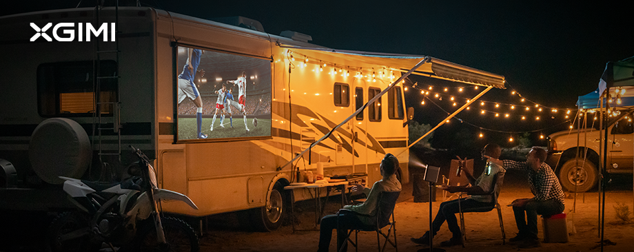 Genießen Sie Filmabende beim Camping mit den Outdoor-Projektoren von XGIMI.